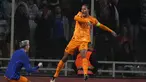 Bek Belanda Virgil van Dijk berselebrasi setelah mencetak golnya dari tendangan penalti ke gawang Yunani pada matchday ke-8 Kualifikasi Euro 2024 Grup B di OPAP Arena, Athena, Selasa (17/10/2023) dini hari WIB. (AP Photo/Thanassis Stavrakis)