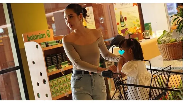 Hot Mom Satu Anak, Ini 6 Potret Estelle Linden dan Putrinya yang Berusia 1,5 Tahun