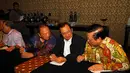 Petinggi Partai Golkar Utoyo Usman, Priyo Budi Santoso dan Agung Laksono (dari kiri ke kanan) tampak berbincang saat menghadiri pertemuan para sesepuh Parta Golkar di Hotel JW Marriot, Jaksel, Rabu (21/5/14) (Liputan6.com/Miftahul Hayat)