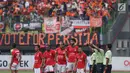 Pemain Persija berkumpul usai laga melawan Perseru pada lanjutan Liga 1 Indonesia di Stadion Patriot Candrabhaga, Bekasi, Selasa (19/9). Laga dimenangkan Persija 1-0. (Liputan6.com/Helmi Fithriansyah)