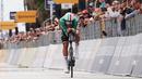 Pembalap INEOS Grenadiers, Filippo Ganna tampil gemilang dalam balapan kandangnya di Italia. Ganna bahkan sempat melakukan overlap dua pembalap di depannya. (AP Photo/LaPresse/Gian Mattia d'Alberto)