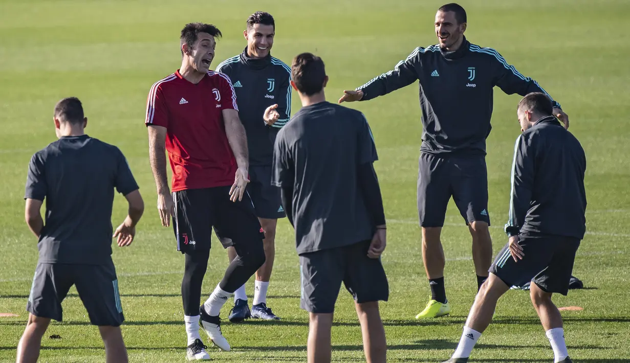 Para pemain Juventus saat mengikuti sesi latihan tim di Juventus Training Center di Turin (5/11/2019). Juventus akan bertanding melawan wakil Rusia, Lokomotiv Moscow pada Grup D Liga Champions di RZD Arena. (Marco Bertorello / AFP)