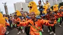 Anak-anak diarak dengan Sisingaan Jaipong dalam parade kebudayaan "Aksi Kita Indonesia" di Bundaran HI, Jakarta, Minggu (4/12). Parade kebudayaan itu menampilkan berbagai pertunjukan kesenian dari Sabang sampai Merauke.  (Liputan6.com/Fery Pradolo)
