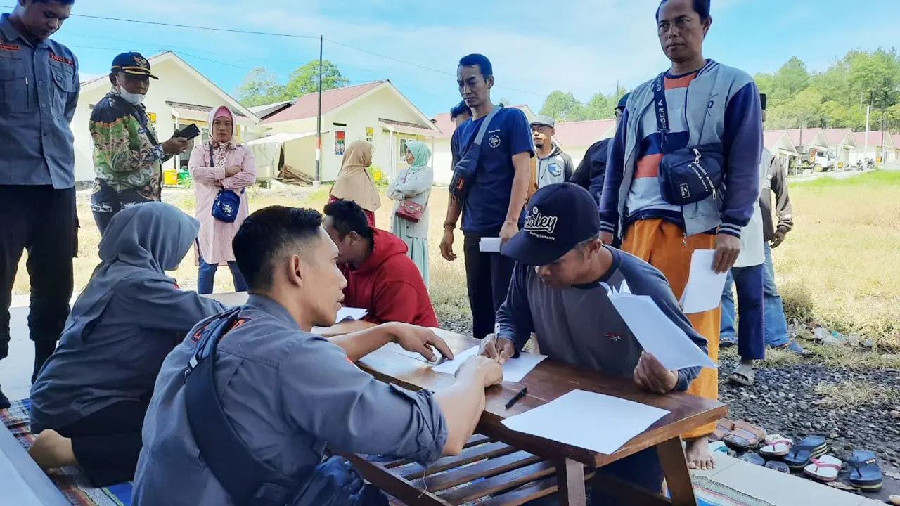 Masyarakat penyintas erupsi Gunung Semeru terima kunci hunian relokasi (Istimewa)
