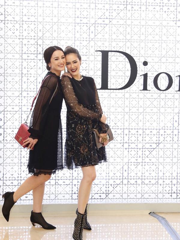 Kekompakkan Cathy Sharon dan Julie Estelle juga kerap terlihat saat mengenakan pakaian dengan warna yang sama. Seperti ketika menghadiri acara Dior, Cathy dan Julie terlihat sama-sama mengenakan dress berwarna hitam. (Liputan6.com/IG/@julstelle)
