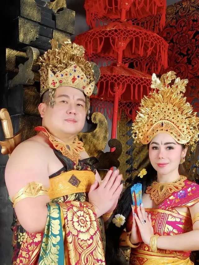 7 Pemotretan Femmy Permatasari dan Suami dengan Baju Adat Bali Ini Menawan