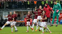 Pemain AC Milan merayakan kemenangan atas tamunya, Sampdoria dalam lanjutan pertandingan Serie A di San Siro, Minggu (18/2). AC Milan menundukkan tamunya Sampdoria dengan skor tipis 1-0. (AP/Antonio Calanni)