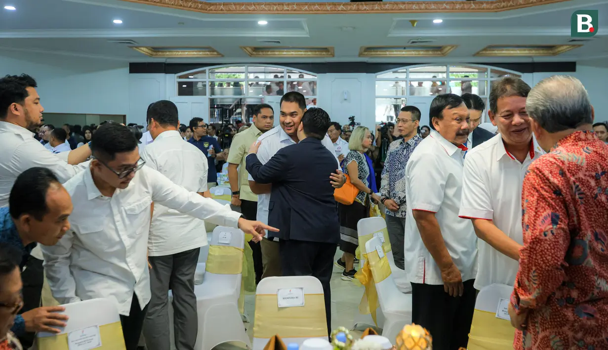 Menteri Pemuda dan Olahraga Republik Indonesia (Menpora RI) periode 2023-2025, Dito Ariotedjo (tengah kiri) berpelukan dengan Menteri Pemuda dan Olahraga Republik Indonesia (Menpora RI) periode 2025-2029, Erick Thohir dalam acara yang berlangsung di Auditorium Wisma Kemenpora, Senayan, Kamis (18/09/2025). (Bola.com/Bagaskara Lazuardi)