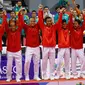 Ekspresi timnas takraw Indonesia selama upacara penghargaan setelah mengalahkan Jepang di final Asian Games 2018 di Palembang, Sabtu (1/9). Indonesia menang 2-1 atas Jepang. (AP Photo/Vincent Thian)