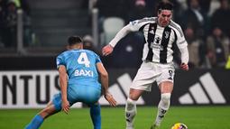 Sepanjang pertandingan, Jay Idzes mendapat tugas khusus mengawal penyerang Juventus, Dusan Vlahovic. Kapten Timnas Indonesia itu pun berhasil menjalankan tugasnya dengan baik dan membuat Vlahovic tak mampu berbuat banyak. (AFP/Marco Bertorello)