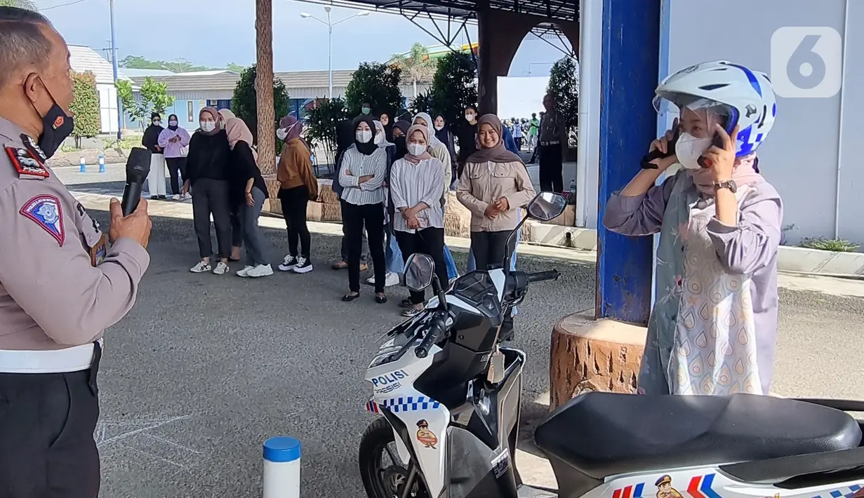 Polantas memberikan arahan safety riding kepada AO PNM Mekaar di Garut, Jawa Barat (13/02/2022). Safety riding bagi AO PNM Mekaar bertujuan untuk mencegah dan meminimalisir terjadinya kecelakaan dalam berkendara motor. (Liputan6.com/HO/PNM)