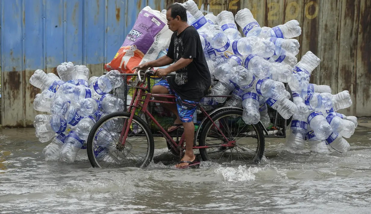 Hujan terus mengguyur setelah Topan Doksuri dan Topan Egay berturut-turut melewati negara itu menyebabkan banjir di beberapa kota dan provinsi. (AP Photo/Aaron Favila)