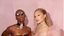 Gaun pesta itu dibuat dari lapisan tule merah muda dan ditutupi detail kristal persik yang membentuk bentuk Starburst, yang awalnya digambar oleh Westwood dan sering terlihat dalam koleksinya sejak 2010.  [@arianagrande].