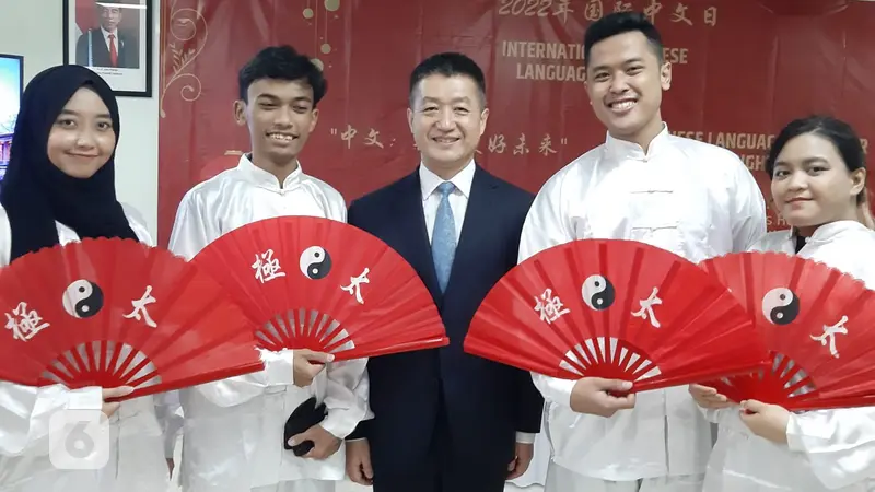 Dubes China Lu Kang bersama peformer bela diri wushu di Universitas Al Azhar Indonesia (UAI).