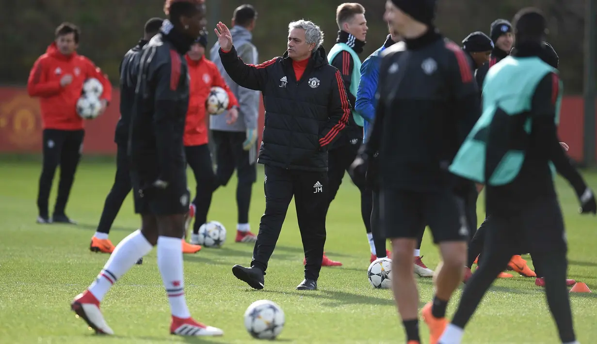 Pelatih Manchester United, Jose Mourinho mengintruksikan pemainnya saat sesi latihan tim jelang menghadapi Sevilla pada babak 16 besar Liga Champions di kompleks pelatihan klub, Carrington, Manchester, Inggris (20/2). (AFP Photo/Oli Scarff)