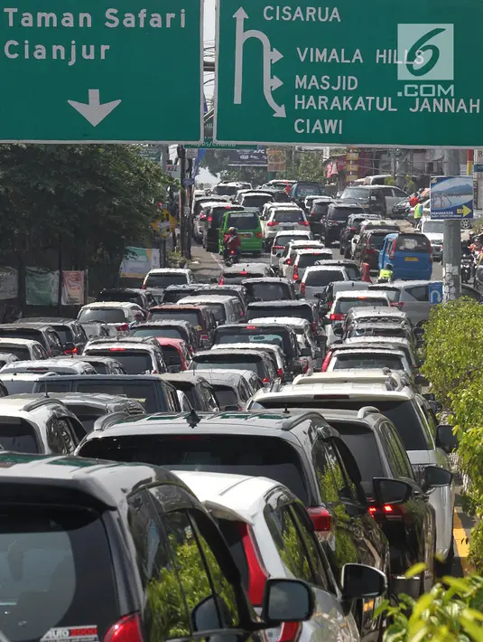 Sejumah kendaraan terjebak kemacetan menuju kawasan Puncak di Tanjakan Selarong, Bogor, Jawa Barat, Kamis (6/6/2019). Memasuki lebaran hari kedua, beberapa titik di kawasan Puncak mengalami kemacetan akibat tingginya tingkat kunjungan wisatawan domestik. (merdeka.com/Arie Basuki)