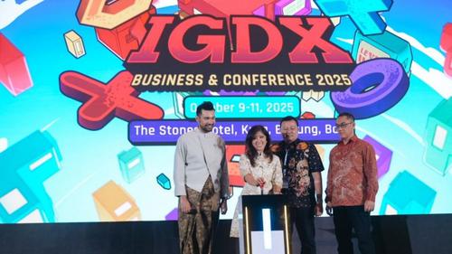 Menkomdigi Meutya Hafid menekan tuas sebagai simbol peluncuran Indonesia Game Rating System (IGRS) dalam acara Indonesia Game Developer Exchange (IGDX) Conference 2025 di The Stones Hotel, Bali, Sabtu (11/10/2025). Foto: Komdigi