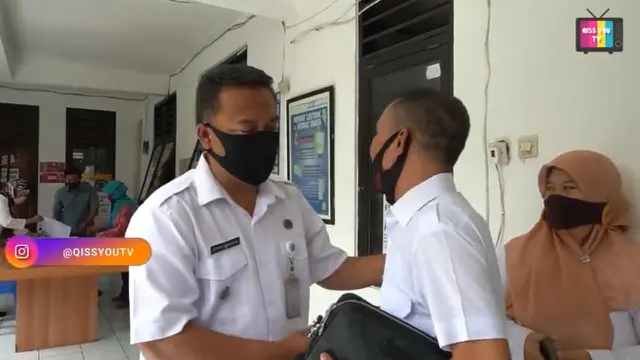Momen Abdul Rozak Ayah Ayu Ting Ting Pamitan dari Kantor. (Sumber: Youtube/Qiss You TV)