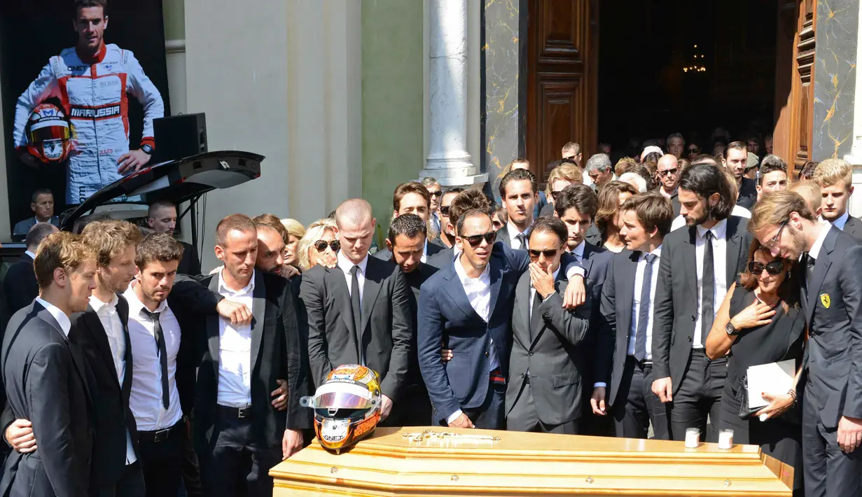 Sejumlah pembalap Formula 1 menghadiri acara pemakaman pembalap asal Prancis, Jules Bianchi di Reparate Katedral Sainte, Nice, Selasa (21/7/2015). Bianchi meninggal akibat kecelakaan di Jepang pada 2014. (REUTERS/Jean-Pierre Amet)