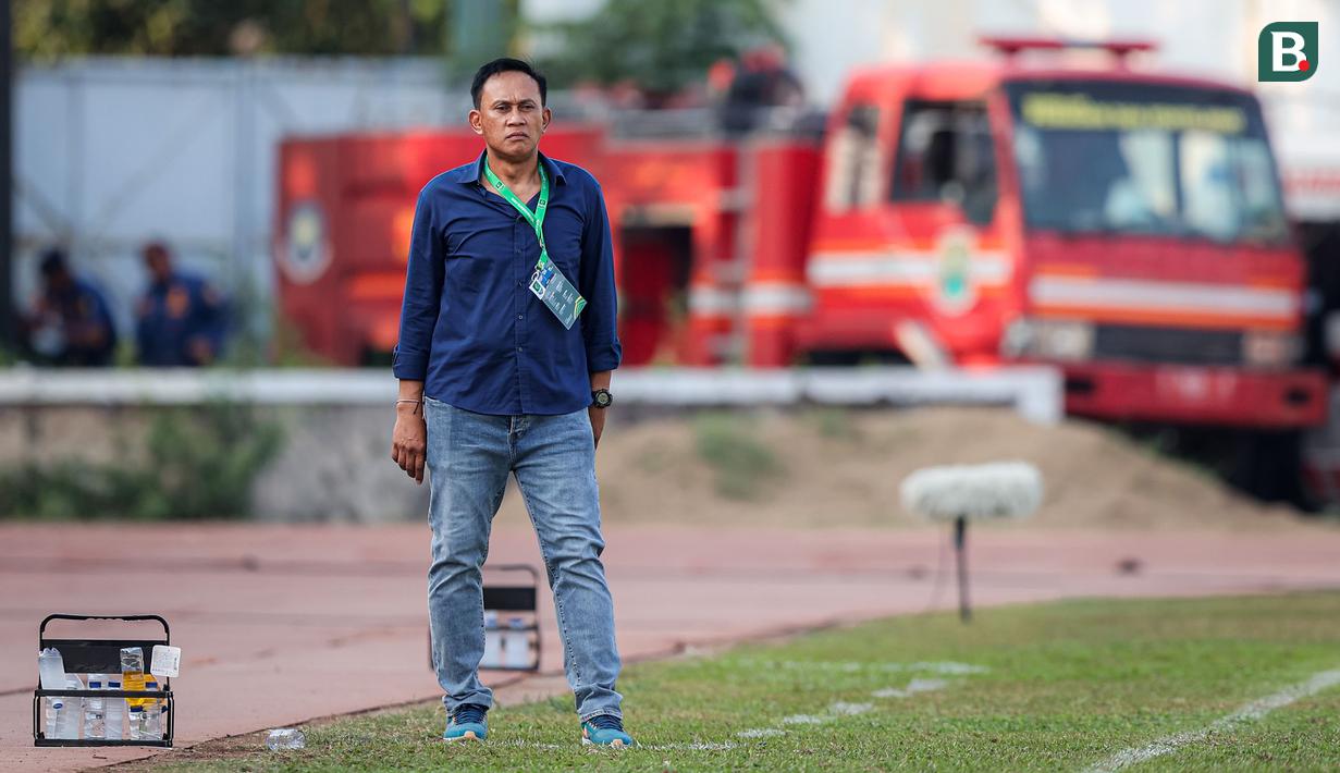 <p>Pelatih Kepala FC Bekasi City, Widyantoro pada laga lanjutan Grup B Pegadaian Liga 2 2023/2024 antara FC Bekasi City melawan PSIM Yogyakarta di Stadion Singaperbangsa, Kabupaten Karawang, Jawa Barat, Senin (06/11/2023). (Bola.com/Bagaskara Lazuardi)</p>