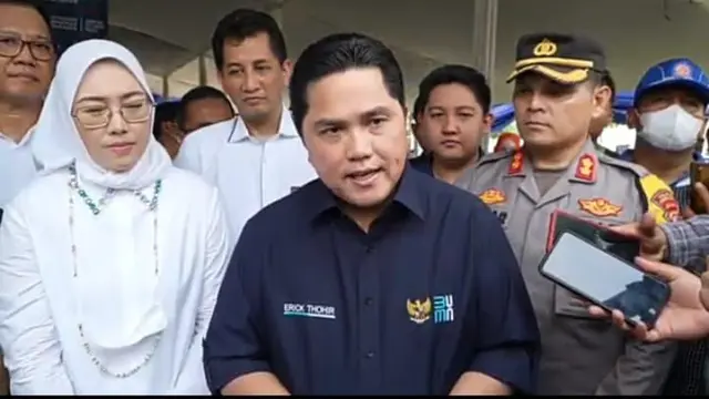 Menteri BUMN Erick Thohir membagikan 5 ribu paket sembako murah melalui program pasar murah BUMN di Purwakarta. (Dok Kementerian BUMN)