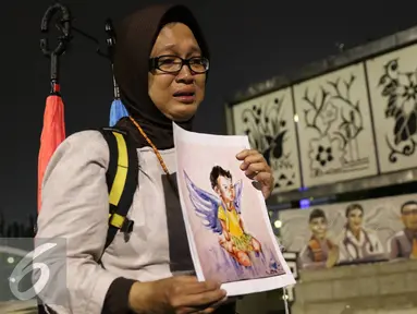Seorang wanita menangis saat doa bersama di depan Istana Negara, Jakarta, Selasa (15/11). Mereka membawa poster bergambar Intan Olivia Marbun yang menjadi korban dari aksi pelemparan bom di Samarinda.(Liputan6.com/Immanuel Antonius)