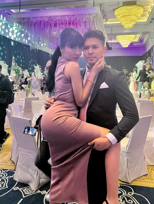 Pose manja lainnya yang cukup menyita perhatian saat Lucinta Luna bersama Fero Walandouw. Dalam sebuah acara, Lucinta Luna yang tampil mengenakan dress ungu tanpa lengan, tanpa menggelendot dengan Fero yang bahkan mengangkat satu kaki Lucinta. Foto: Instagram.