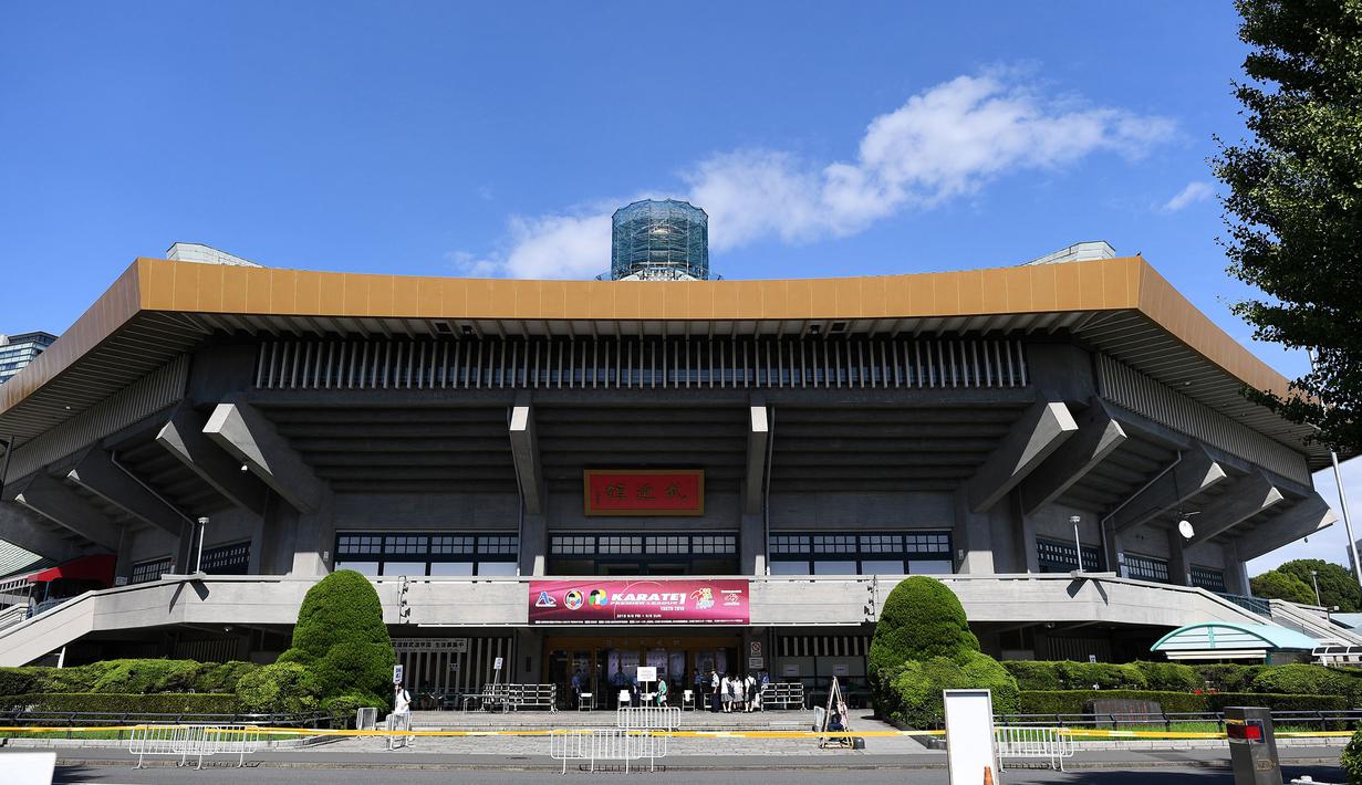 Nippon Budokan dikenal sebagai rumah spiritual seni bela diri Jepang, terutama judo. Pada Olimpiade 1964, judo memulai debutnya sebagai olahraga Olimpiade dengan kompetisi yang diadakan di sini dan akan digunakan kembali sebagai venue Olimpiade Tokyo 2020. (Foto: AFP/Charly Triballeau)