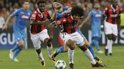 Pemain Nice, Dante (kanan) memotong pergerakan pemain Napoli, Dries Mertens pada laga  leg kedua kualifikasi Liga Champions di Stadion Allianz Riviera, Nice (22/8/2017). Napoli menang agregat 4-0. (AP/Claude Paris)