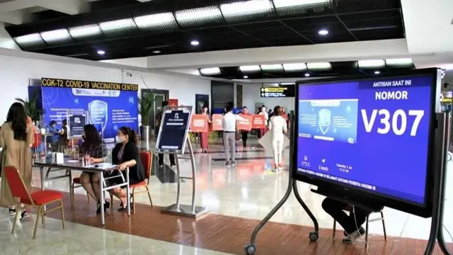 Ribuan calon penumpang serbu sentra vaksinasi di Bandara Internasional Soekarno Hatta.