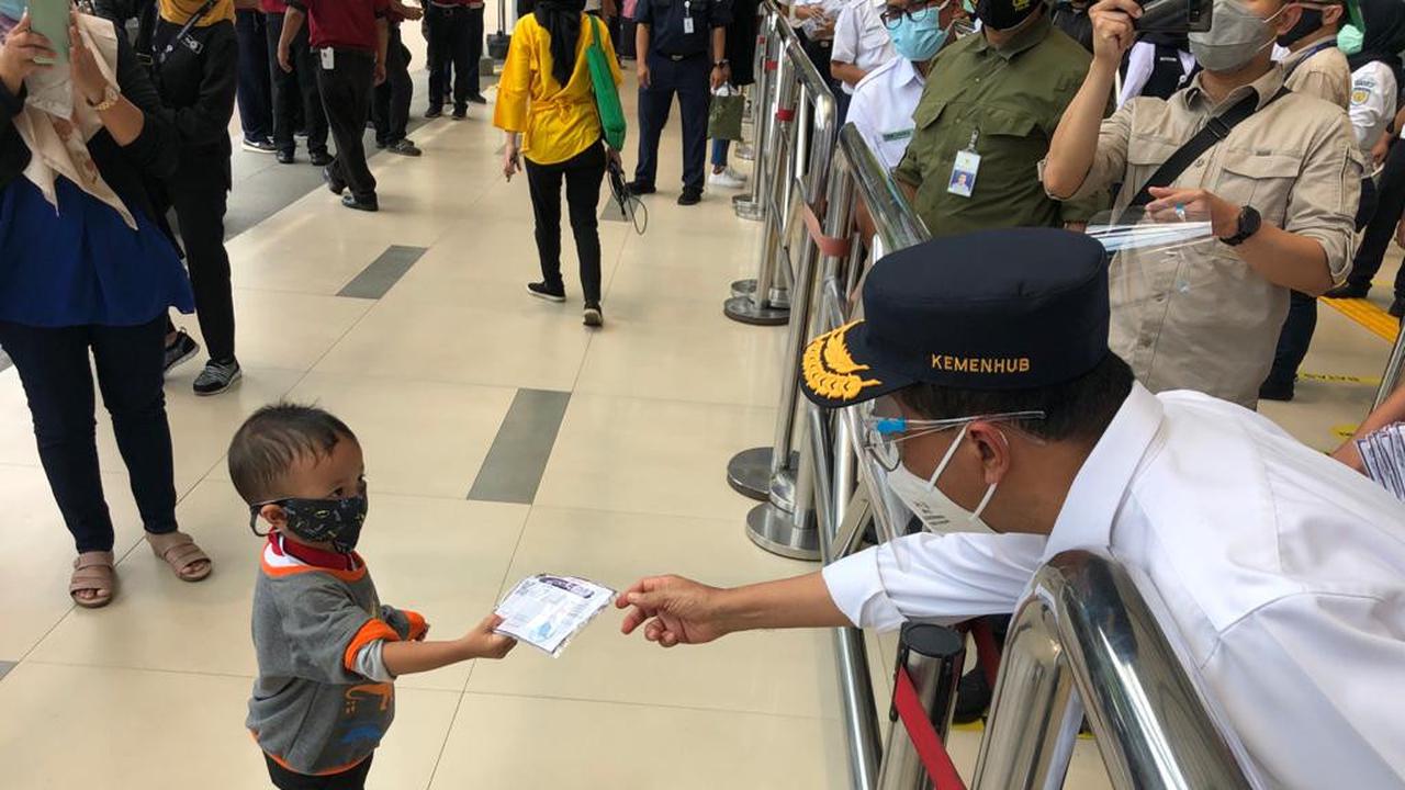 Menteri Perhubungan Budi Karya Sumadi mengunjungi Stasiun Pasar Senen, Jakarta