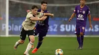 Winger Manchester United (MU) Daniel James (kiri) coba melewati pertahanan Perth Glory pada laga uji coba di Optus Stadium, Sabtu (13/7/2019). (Twitter ManUtd)