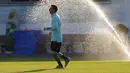 Penyerang Argentina, Lionel Messi menghadiri sesi latihan jelang pertandingan final Copa America melawan Brasil di Rio de Janeiro, Brasil, Jumat (9/10/2021).  Argentina dan Brasil akan bertanding untuk memperebutkan gelar juara Copa America 2021 di stadion Maracana. (AP Photo/Bruna Prado)