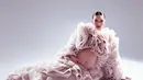 Istri Al Ghazali itu tampil curi perhatian saat foto maternity shoot dengan gaya fashionable maksimal [@alyssadaguise]