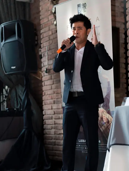 Tampil dipanggung menyanyi didepan ribuan penonton sudah bisa dilakukan oleh penyanyi Cakra Khan. Tapi berbeda saat menyanyi dihadapan mantan orang nomor satu di Indonesia, BJ Habibie. (Adrian Putra/Bintang.com)