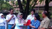 KPK memberikan plakat dan penghargaan kepada 5 siswa SMAN 3 Yogyakarta yang jujur saat Ujian Nasional. (Liputan6.com/Fathi Mahmud)