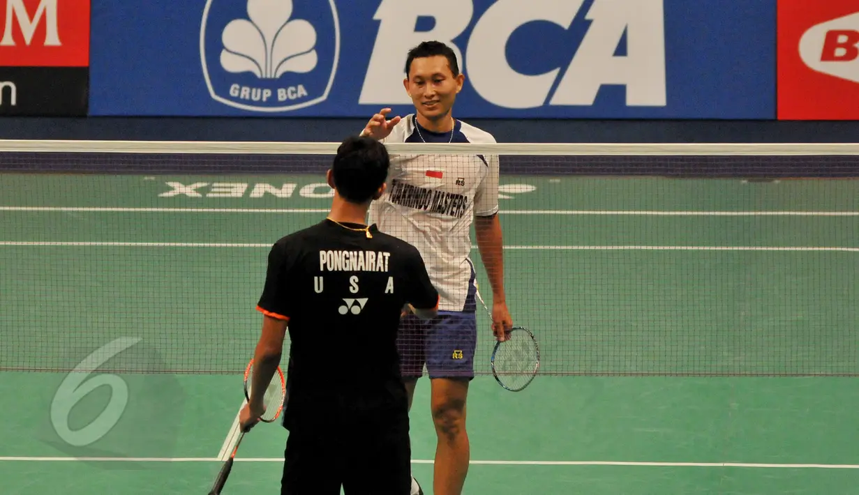 Pebulutangkis Indonesia, Sony Dwi Kuncoro bersalaman dengan Sattawat Pongnairat usai bertanding di BCA Indonesia Open Superseries Premier 2015 di Jakarta, Selasa (2/6/2015). Sony menang dengan skor 17-21, 21-13, 21-2. (Liputan6.com/Andrian M Tunay)
