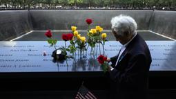 Insiden itu bermula saat 19 anggota kelompok teroris Al Qaeda di bawah pimpinan Osama bin Laden, membajak empat pesawat komersial maskapai AS, American Airlines dan United Airlines. (AP Photo/Yuki Iwamura)