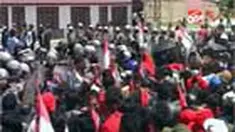 Ribuan orang bentrok dengan polisi di depan Gedung DPRD Humbang Hasundutan. Massa marah karena pasangan yang mereka dukung tak lolos verifikasi KPUD.