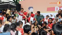 Di tengah acara, Jokowi mengajak anak-anak bermain kuis. Hadiahnya kartu nama Jokowi yang dapat ditukarkan dengan sepeda (Liputan6.com/Herman Zakharia)