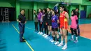 Ketua umum PBVSI, Imam Sudjarwo memberikan arahan kepada tim Indonesia All Star setelah berlatih jelang laga Fun Volleyball 2024 melawan Red Sparks di GOR Bulungan, Jakarta Selatan, Jumat (19/04/2024). (Bola.com/Bagaskara Lazuardi)