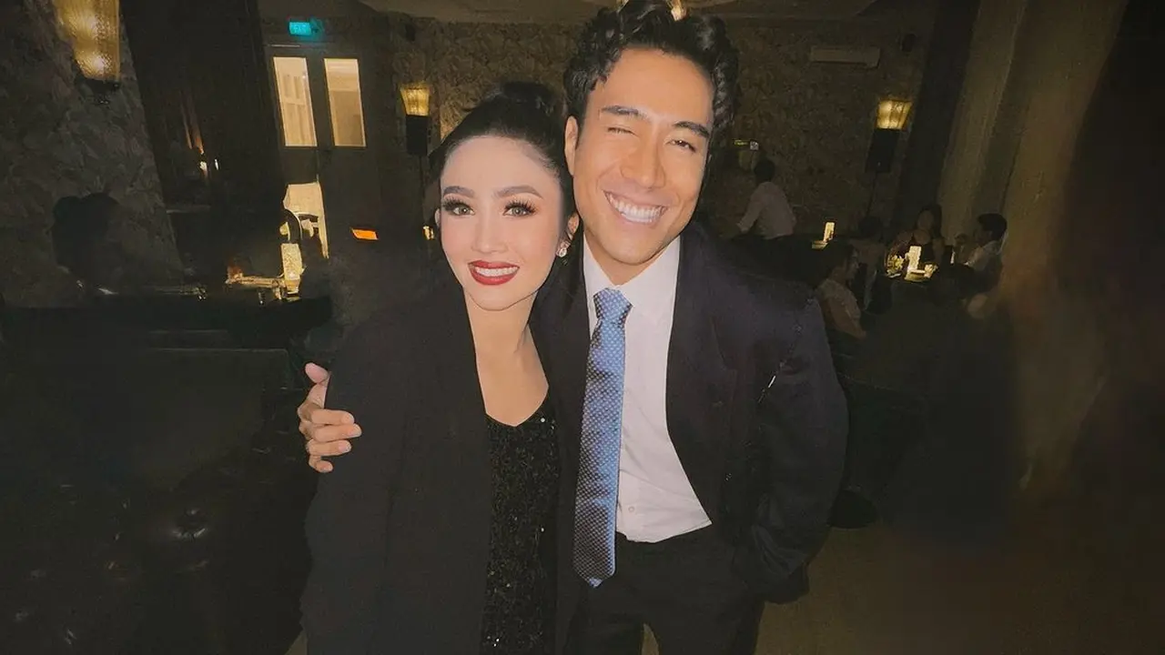 Perpaduan Gaya Glamor dan Kasual Febby Rastanty di After Party Pernikahan, Tampil Kece dengan Sneakers