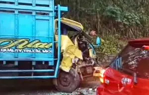 Kronologi Truk Oleng Hantam Colt Diesel di Sukabumi