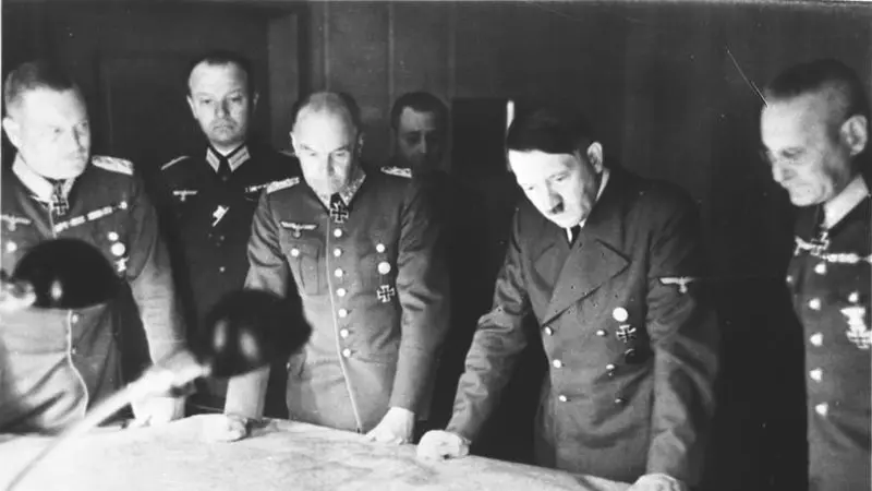 Franz Halder (paling kanan) bersama Adolf Hitler (Wikimedia Commons)