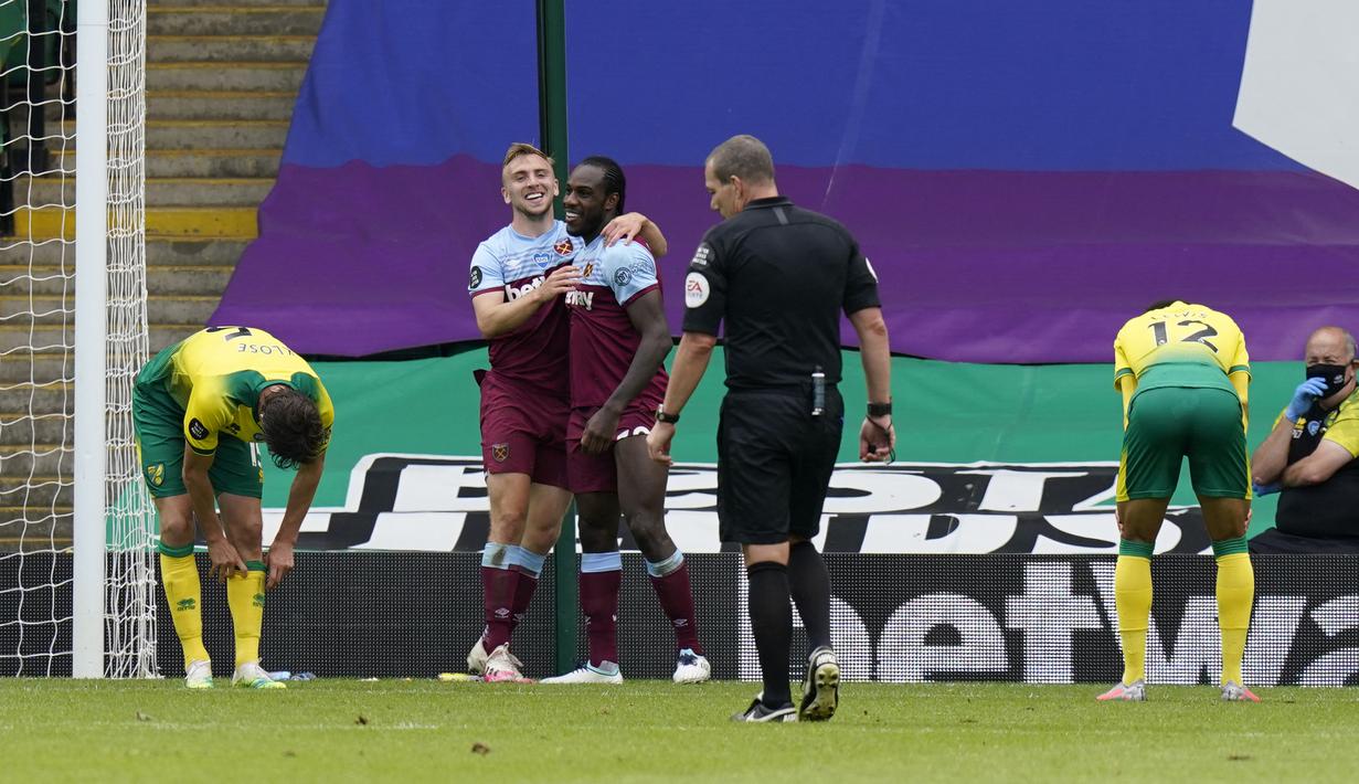 Michail Antonio. Striker Jamaika berusia 32 tahun yang kini menjalani musim ke-7 bersama West Ham United ini pernah mencetak 4 gol dalam satu laga di Liga Inggris musim 2019/2020, musim ke-5 ia berseragam The Hammers. Momen itu terjadi di pekan ke-35 saat West Ham dijamu Norwich City, 11 Juli 2020 dalam laga yang berakhir 4-0. (AFP/Pool/Tim Keeton)