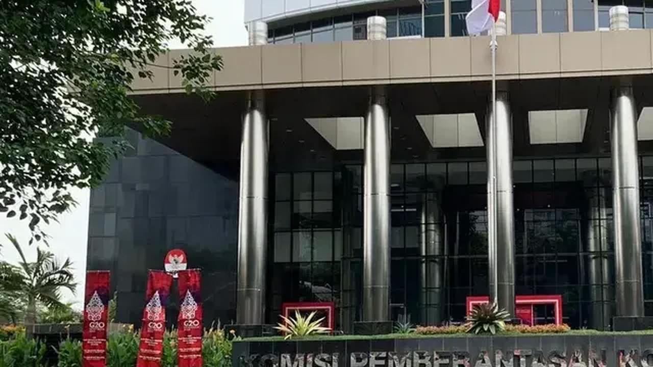 Sebelum menahan Kuncoro, KPK sudah lebih dahulu menahan dua tersangka lainnya yakni Direktur Komersial PT Bhanda Ghara Reksa (BGR) Persero periode 2018 - 2021 Budi Susanto (BS), dan Vice President Operasional PT BGR Persero periode 2018 - 2021 April Churn