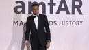 <p>Penyerang PSG, Kylian Mbappe berpose untuk fotografer setibanya menghadiri AmfAR Cinema Against AIDS Benefit selama festival film internasional Cannes ke-75 di Hotel du Cap-Eden-Roc, Cap d'Antibes, Prancis selatan, Kamis (26/5/2022). Mbappe tampil mengenakan jas hitam berdasi kupu-kupu. (AP Photo/Vianney Le Caer)</p>