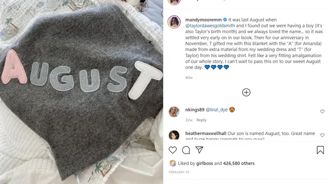 Tangkap layar dari Instagram, selimut anak Mandy Moore dengan tulisan nama sang anak "August"