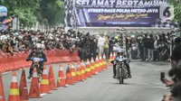 Pebalap memacu sepeda motor saat mengikuti Street Race Polda Metro Jaya di Kawasan Ancol, Jakarta Utara, Minggu (16/1/2022). Sebanyak 350 pebalap turut meramaikan balap jalanan bersama komunitas Street Race di Ancol. (merdeka.com/Iqbal S. Nugroho)