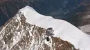 Refuge Du Gouter di Pegunungan Alpen adalah hotel yang luar biasa dengan eksterior logam dan lokasi yang tak terduga. Refuge Du Gouter terlihat seperti markas penjahat dimana hotel ini dapat menampung 120 tamu. (Dailymail)